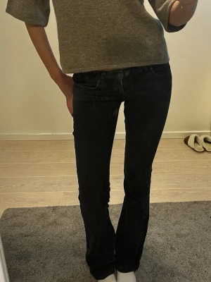 Svarta lågmidjade bootcut jeans - Säljer mina favorit (!!!) svarta lågmidade jeans som är på riktigt lågmidade. Köptes på Zalando från Only, och är helt slut sålda online i alla storlekar. Den är i storlek 26×38, men jag har klippt dem i längden, därav är dem inte exakt lika långa på båda sidorna, men det är ingenting som märks av när man har jeansen på (se bild 4). För referens är jag 177 cm och brukar ha storlek S eller M i jeans och dessa är för små för mig. Hör gärna av dig vid frågor eller om du vill diskutera priset! 💕