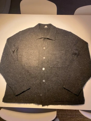 Mörkgrå Arket stickad cardigan - En nästan oanvänd mörkgrå arket stickad kofta/cardigan i mycket bra skick. Storlek L och är en najs tröja som inte längre finns på hemsidan.