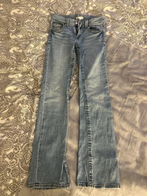 Lågmidjade jeans - Lågmidjade blå bootcut jeans från Gina Tricot i storlek 170. Passar mig som har xs/s i jeans. Utmärkt skick. Köp gärna bundle så kan vi komma överens om ett bra paketpris!