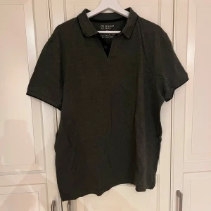 Mörkgrön piké Primark - Mörkgrön pikétröja från Primark i regular fit. 100% bomull. Endast testad.