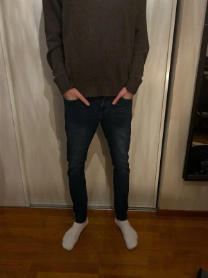 Blåa Jeans - Släljer ett par mörkblå Jeans ifrån brothers i storlek 30-32 riktigt stilrena passar verkligen till allt och till alla årstider.❄️🌼☀️🍁 använts fåtal gånger max 10 gånger dom är i helts nytt skick. 