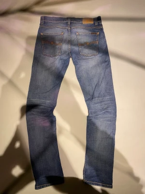 Nudie Jeans Grim Tim Worn In Broken 32/34 - Säljer ett par Nudie Jeans Grim Tim i tvätten Worn In Broken. Lagade på framsidan och ena fickan. Skriv om du har frågor!