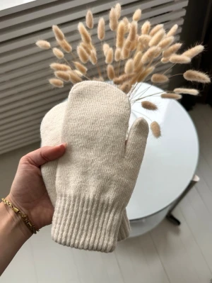 Beigevita stickade tumvantar - Nya stickade tumvantar.  Superskönt material🤍