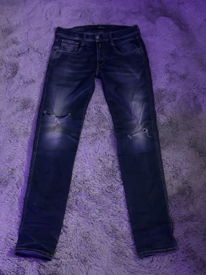 Replay Hyperflex jeans blå - Säljer ett par mörkblå Replay Hyperflex jeans med bra passform. femficksmodell med snygga detaljer på bakfickorna och stretchigt material