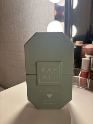 Kayali Yum Pistachio Gelato EdP - Kayali Yum Pistachio Gelato | 33 är en Eau de Parfum i en snygg grön flaska. Volymen är 100 ml (3.4 fl oz). Perfekt för dig som vill sticka ut med en unik och trendig doft.
