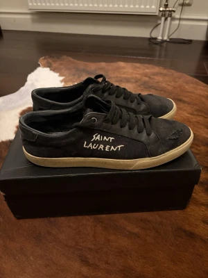 Saint Laurent skor - Snygga saint Laurent skor, i okej skick, dem är lite små slitna i sulan. Hör av er vid funderingar 🫶