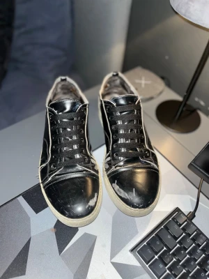 Lanvins - Vädligt fina lanvins men som har sett bättre dar, jag har gjort mitt bästa för att göra dom fina såsom tvätta och byta skosnören men skråmorna kan jag ej göra något åt. Utan det får en skomakare göra för någon hundra lapp. Är väldigt flexibel med priset!