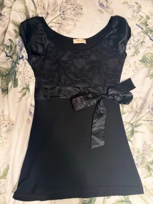 Svart babydoll topp - Jätte fin svart blus från Orsay!! Köpt på vinted för länge sen men kommer inte till användning :( den har inga defekter och är super söt! Står inte storlek men passar mig som har xs❤️