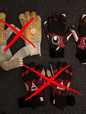 Målvaktshandskar Uhlsport - Bara uhlsport kvar  Säljer tre par målvaktshandskar: ett par guld- och vitfärgade TZZ med bred kardborre, ett par svart-röda Uhlsport med coola detaljer och ett par röd-svarta Select med vita inslag. Alla har greppvänlig insida och justerbar handledsrem. Perfekta för fotbollsmålvakter. 