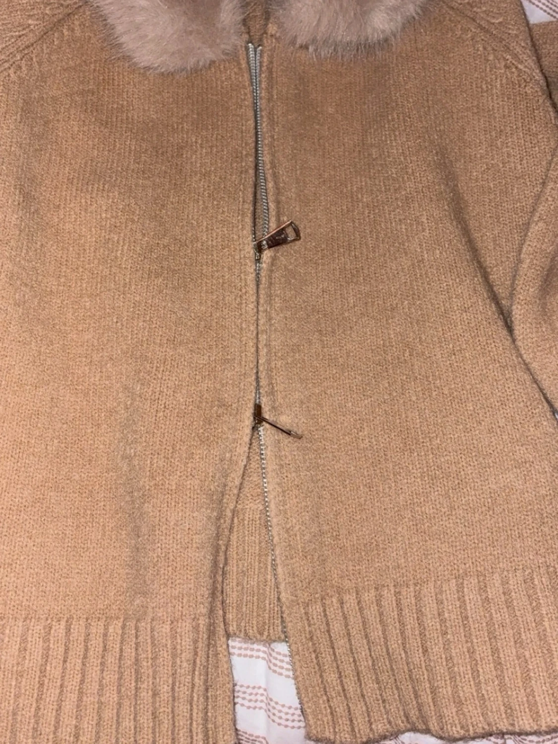 Beige cardigan jacka med fuskpäls - 1