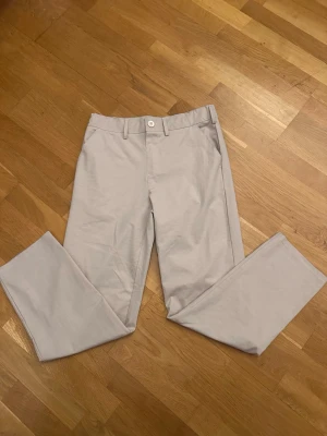 Beige chinos - Tja dem är i mycket bra skick använda cirka 4 gånger. Dem är i storlek XS från Kappahl 
