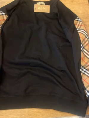 Burberry Kofta - Säljer nu denna riktigt hög kvalitiva burberry sweatshirten riktigt fet samt högkvalite, passar small medium large