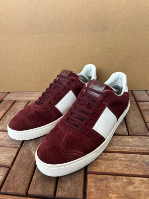 Valentino Garavani Flycrew Vinröd - Super fräscha flycrew skor i vinröd mocka, skorna är använda vid enstaka tillfällen och verkligen som nya. Storlek 45 men sitter större (45.5/46). Väldigt limiterade då flycrews inte tillverkas längre, enbart skorna medföljer. Skriv vid frågor! 