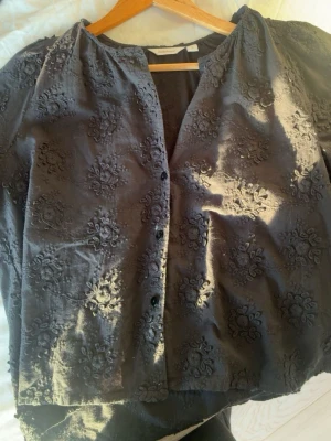 Super fin svart blus - Snygg blus från dobber köpt för 599 och endast andvänd 1 gång💕