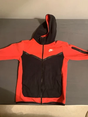 Röd/svart nike tech - Ett par röda och svarta nike tech som passar bra för vintern!