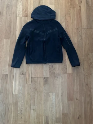 Nike Tech Fleece storlek L (147-158) - Detta är en Nike Tech Fleece som har använts varsamt och fåtal gånger.         Pris kan diskuteras. 
