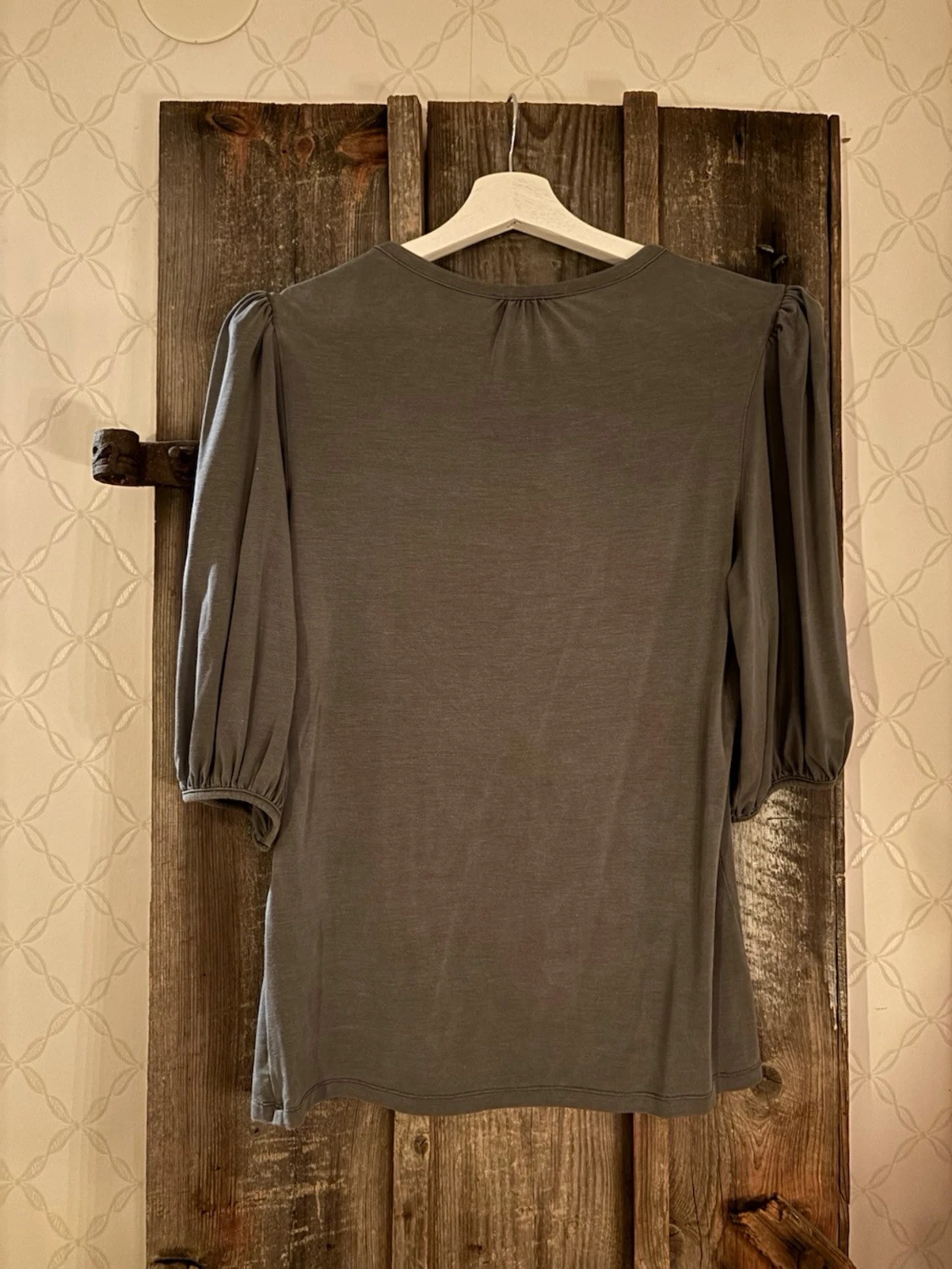 Grå topp med puffärm från Residus - 1