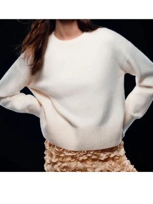 Vit stickad tröja med rund hals - Säljer en vit stickad tröja från And Other Stories med rund hals och ribbade muddar vid ärmslut och nederkant. Tröjan har en loose passform och är långärmad, perfekt för lager-på-lager under kyliga dagar.