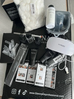 Glamnails Polygel Kit med LED-lampa - Komplett polygel-kit från Glamnails med LED-lampa, polygel i tuber, base coat, top coat, slip solution, nagelfil, pensel, plasttippar, remover bowl och aceton. Allt i svart och vitt, perfekt för att fixa snygga naglar hemma. Vegansk och cruelty free formula. Enbart provat att göra ett par naglar.  