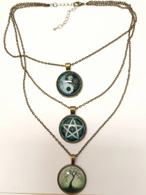 Halsband med 3 hängen - Halsband med 3 olika hängen. 