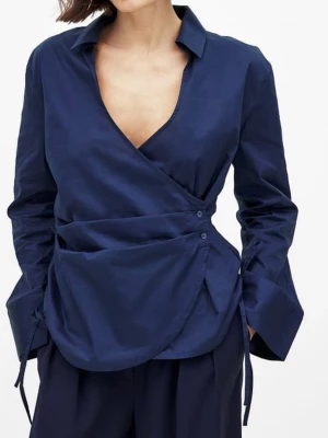 Marinblå skjorta  - Marinblå omlottskjorta med knytningsdetaljer från NA-KD i storlek 36. Endast använd en gång. Nypris 499 kr. 