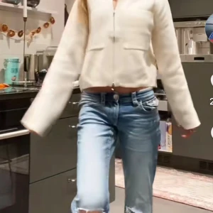 Vit jacka med dragkedja och fickor - Fin kofta/jacka från Åhléns! Använd men i fint skick🩷Nypris 500kr