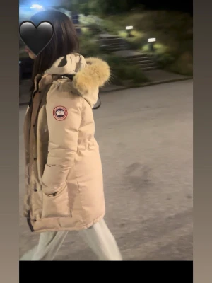 Beige Canada Goose jacka  -  Hej, jag säljer nu min Canada goose jacka. Den har inte använts nånting under denna vinter och vid fåtal gånger förra vintern då jag kemtvättade den. Har inte använt den särskilt mycket så skulle säga den är ett ganska bra skick. Den har inre fickor och fyra stycken fickor på utsidan. Den är jätte jättevarm och skön och gosig och bra nu på vintern. Har tyvärr tappat bort pälsen därav priset om du är intresserad. Hör av dig det är först till kvar