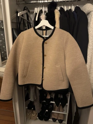 Stilren jacka  - En supervacker jacka ifrån Zara, använd fåtal gånger så fortfarande i ett jättefint skick! Skriv vid frågor🫰🏼