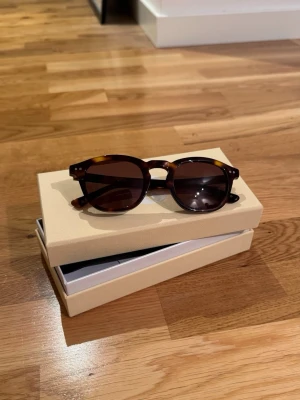 Corlin eyewear solglasögon - Jättesnygga och knappt använda solglasögon från Corlin eyewear. Köpta för 1300 kr. Allt på sista bilden medföljer. 