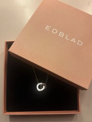 Silver halsband från Edblad - Jättesnyggt Edblad liknande halsband med två ringar från. Jättebra skick och inte defekter. Skriv privat för mer information. Vet inte helt om den är äkta men tror det!