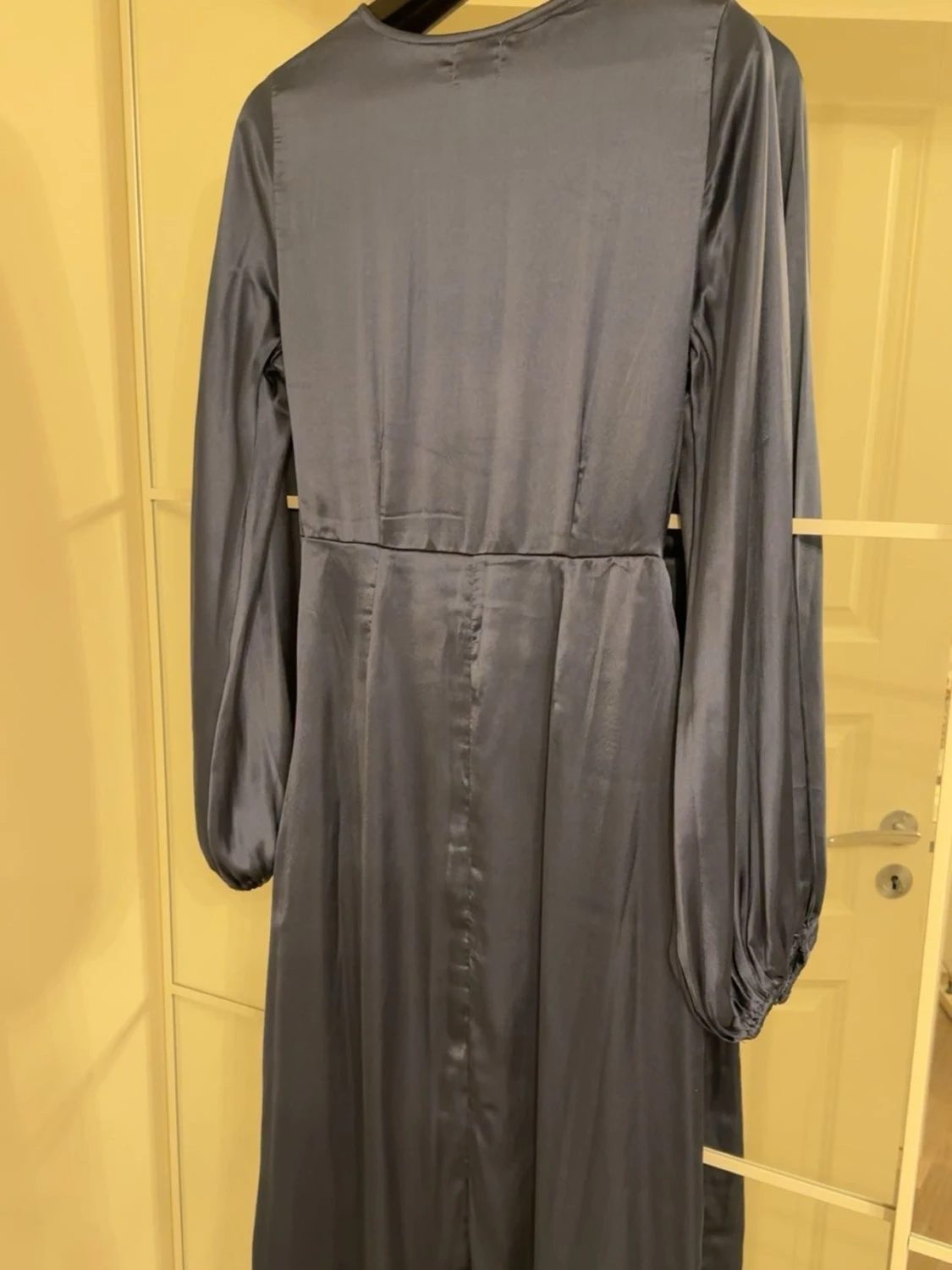 Marinblå omlottklänning från Bubbleroom - 1