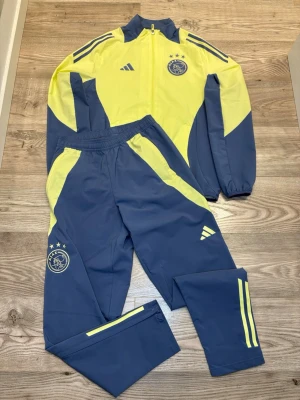 Adidas tracksuit (Ajax) - Adidas Ajax Amsterdam tracksuit. Storlek S. Perfekt för träning men även vardaglig användning. Om du har frågor är det bara att ställa de.