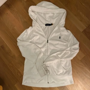 Vit zip hoodie från Polo Ralph Lauren - Använd fåtal gånger, säljer för att den var för liten helt enkelt. 