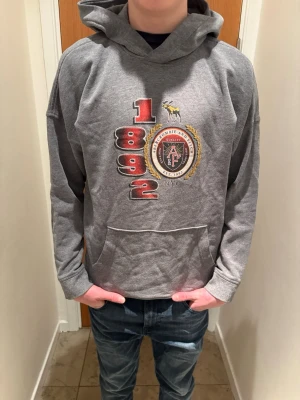 Abercrombie and fitch hoodie  - Säljer denna feta hoodie till ett bra pris kan gå ner vid snabb affär! Passar xs-xxs 