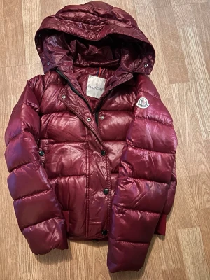 Moncler jacka  - Säljer en super fin moncler jacka😍passar storlek xs-s, vin röd och är i bra skick!