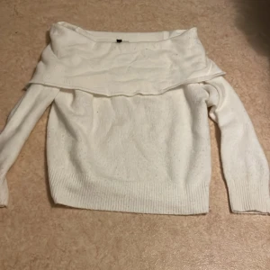 Off-shoulder stickad tröja - Off-shoulder tröja, storlek M men den passar S, super bra skick, inga fläckar. Skriv om ni har funderingar