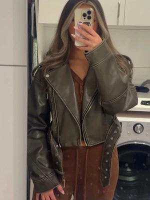 Skinnjacka - Säljer denna fina skinnjackan från Zara som inte längre används!!🫶🏼🫶🏼