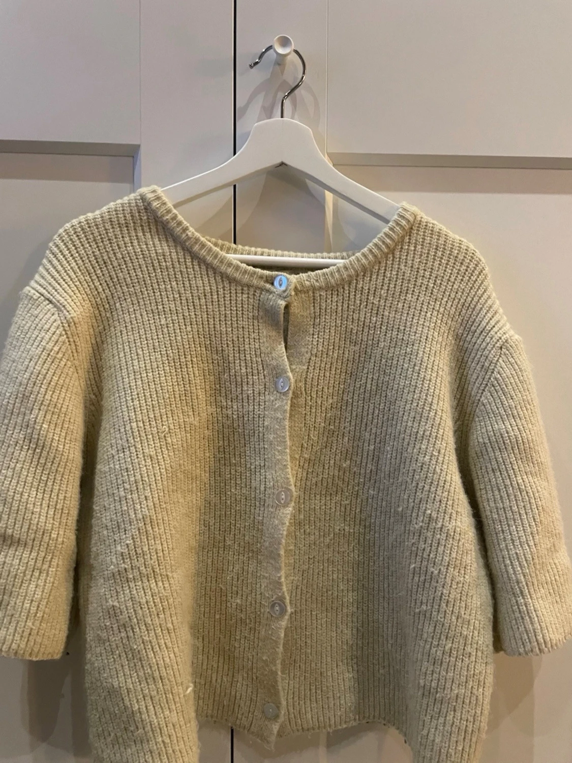 Beige stickad kofta med knappar - 1