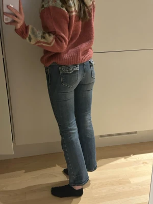Y2K Buffalo Low Waist Bootcut Jeans - Världens snyggaste jeans i fantastisk kvalitet, nya. Tyvärr var dem för korta för mig. Skulle passa dig som är under 160cm Jeansens fickor är inte bara broderade och fina, dem är funktionella, både bak och fram.           XS Innerbenslängd 66, Midja 35  