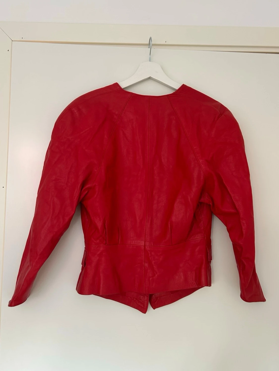 Röd skinnjacka i äkta läder – feminin passform & statement-look - 1