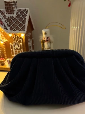 Mörkblå manchester clutchbag  - Mörkblå manchester clutchbag 