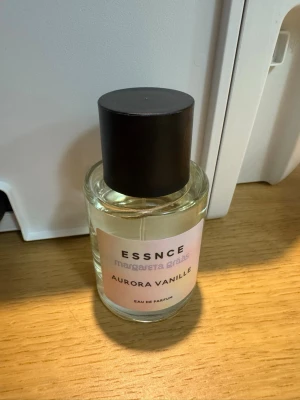 Aurora Vanille Eau de Parfum - Aurora Vanille från Essnce Margareta Grääs är en Eau de Parfum med stilren design. Perfekt för dig som vill ha något unikt i din samling. Volym och ingredienser framgår ej på bilden.