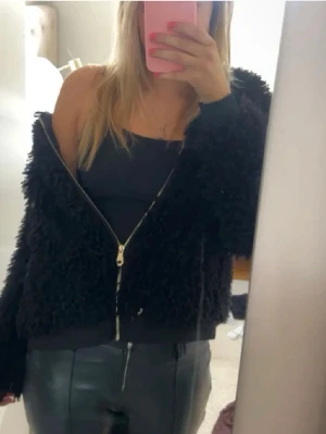 Svart teddyjacka med dragkedja - Säljer denna svarta teddy jackan, aldrig använd! 