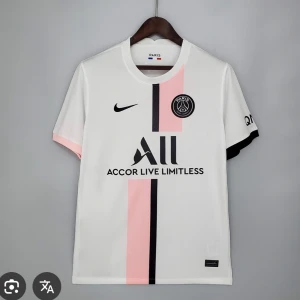 PSG vit och rosa matchtröja Nike - Paris Saint-Germain fotbollströja från Nike i vit polyester med en rosa och svart vertikal rand på framsidan. Kortärmad modell med svarta och rosa detaljer på ärmsluten, PSG-logga på bröstet och sponsortryck. Snygg och modern design för dig som gillar fotboll och streetstyle.