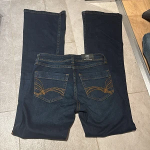 Mörkblå bootcut jeans från hm - Hm flare low waist helt nya prislapp på