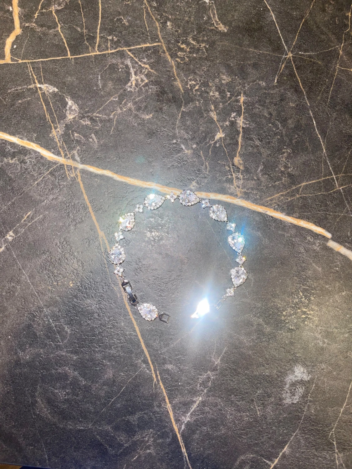 Glittrigt armband med droppformade stenar - 2