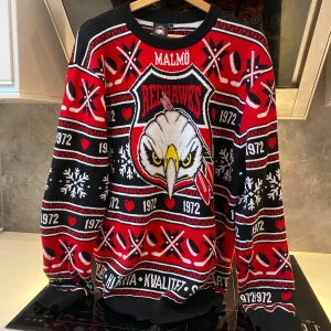 Helt ny Malmö Redhawks jultröja - Säljer denna helt nya Malmö Redhawks jultröjan som är köpt inne på stadium på 699kr, men jag säljer för 450kr!.