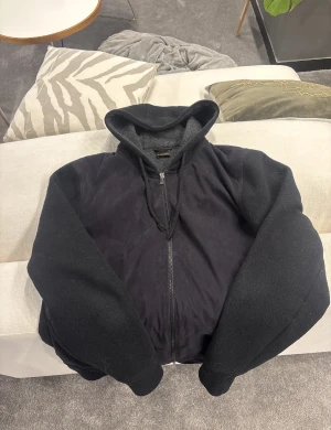 Svart vårjacka, mocka ull blandning  - Svart jacka, mocka ull blandning från Rose and Born. Väldigt bra skick, inga defekter. 2499kr