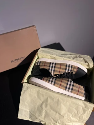 Burberry skor herr  - Säljer mina nästa helt nya burberry skor som är använda i runt 2 mån Max, de är i storlek 45 och är stilrena men även klassiska och klär i de flesta kläderna, gillar dom men behöver inte dom längre har för många skor i min kollektion… 