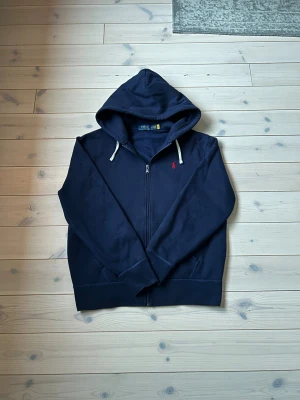 Ralph Lauren - Säljer en marinblå Ralph Lauren hoodie | storlek M | med qr kod | väldigt bra skick utan defekter | pris går att diskutera vid enkel och snabb affär |
